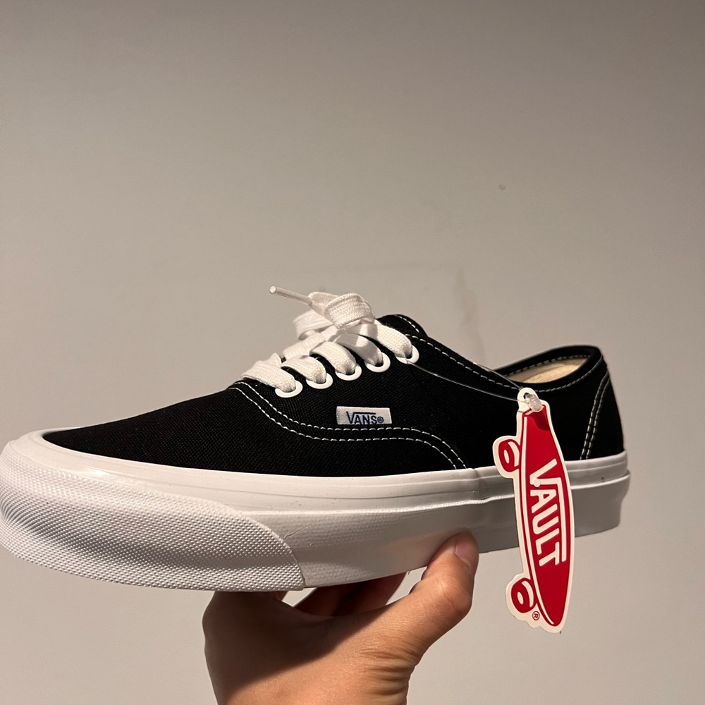 Vans Authentic Lx - Black - Sz 7 Men / Sz 8.5 Women - NWT and Box